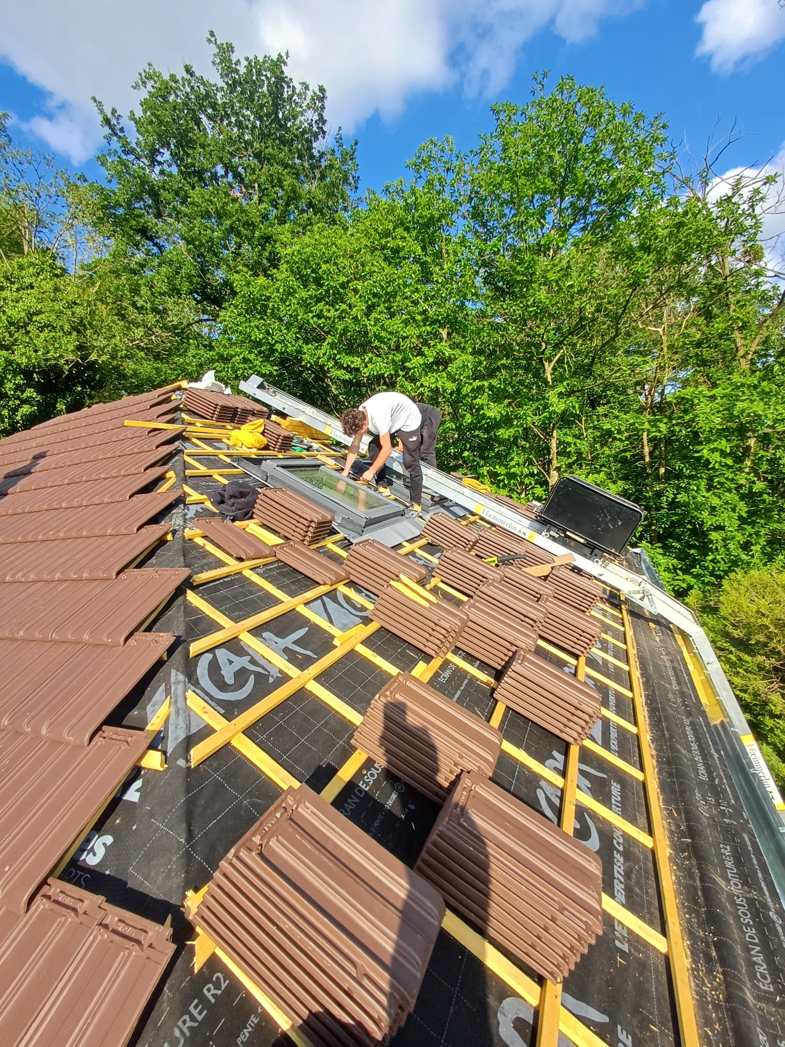 Pose d'un velux avec tuiles plates Koramic en cours