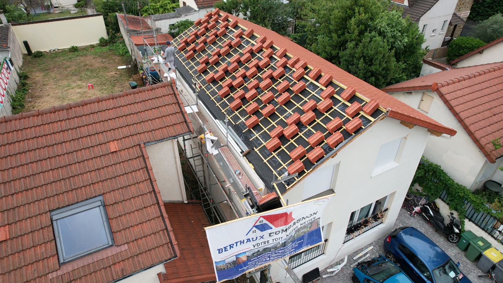Vue drone d'un pavillon en cours de rénovation avec banderole Berthaux Compagnon