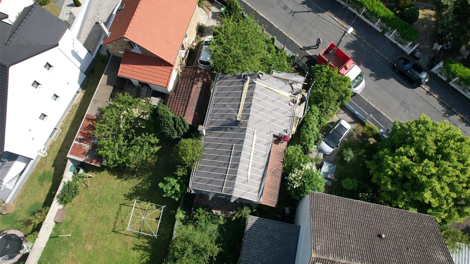 Vue drone d'un chantier en cours avec écran sous-toiture posé