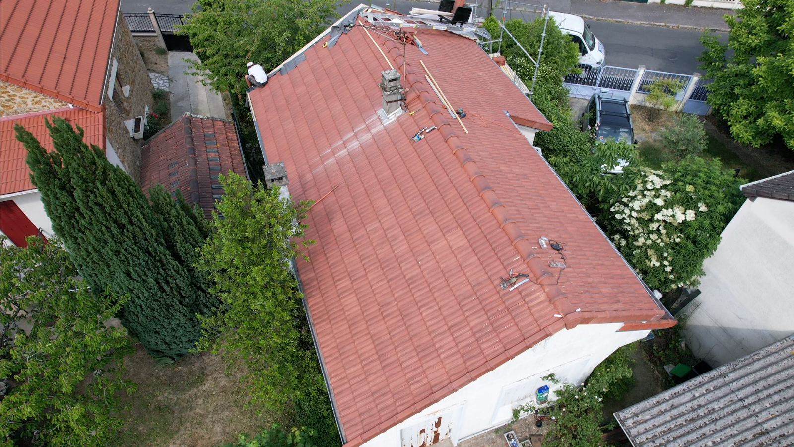 Vue drone d'une toiture pavillonnaire neuve en tuiles rouges