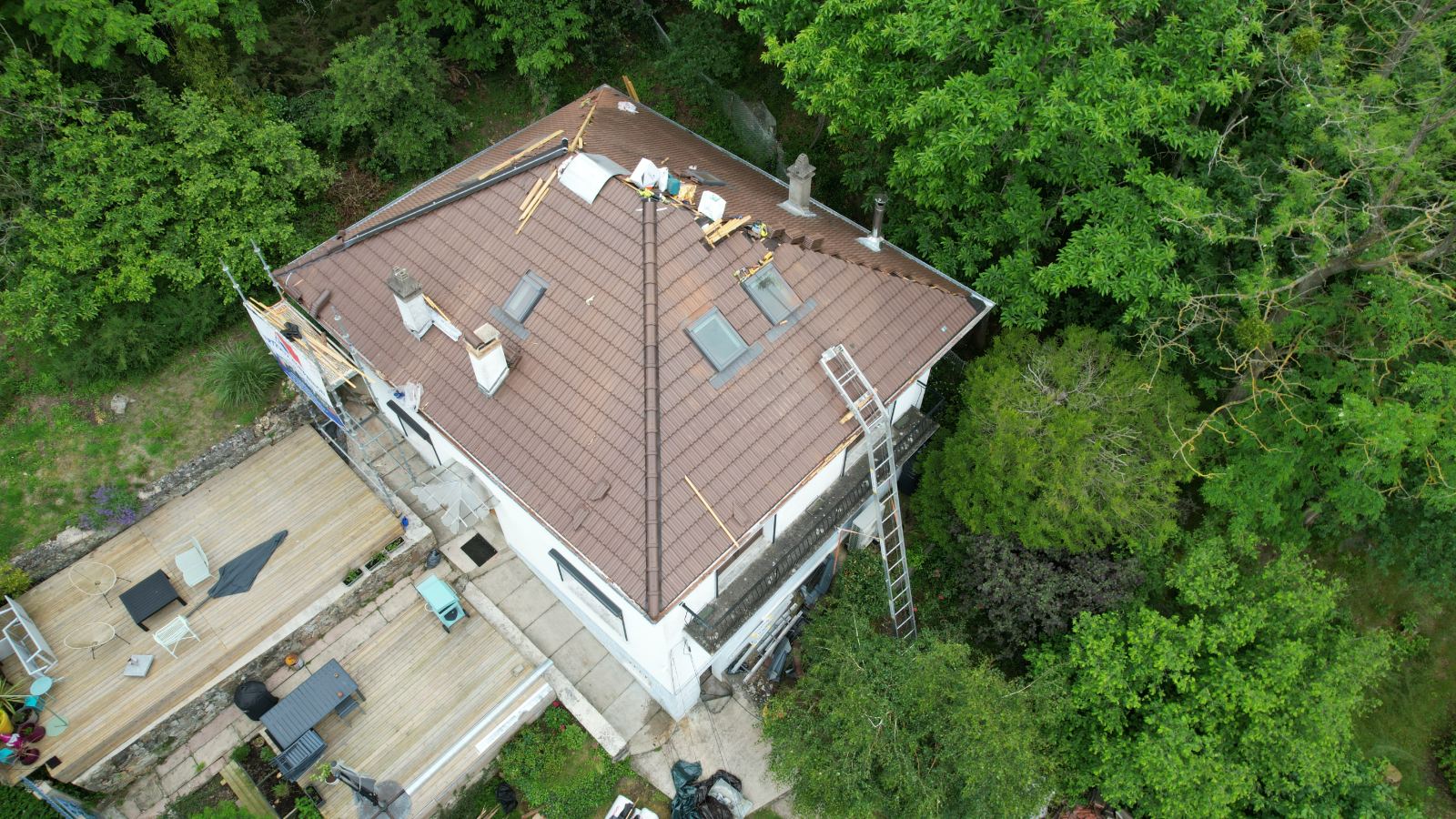 Vue drone d'une rénovation de toiture en tuiles sur villa
